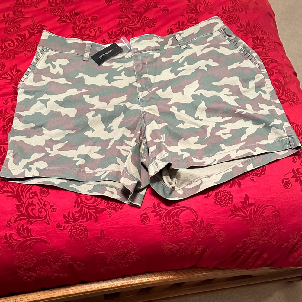 Lane Bryant girl friend short in camo size 16 never worn